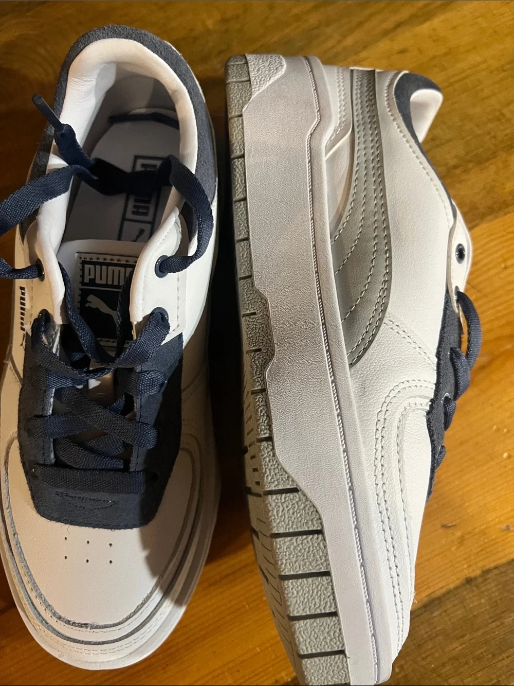 Puma Women’s White and Navy Low-Top Sneakers sz 6